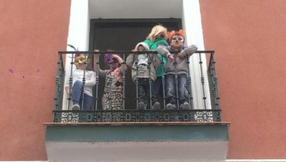 Niños en su nueva casa en el centro de Madrid
